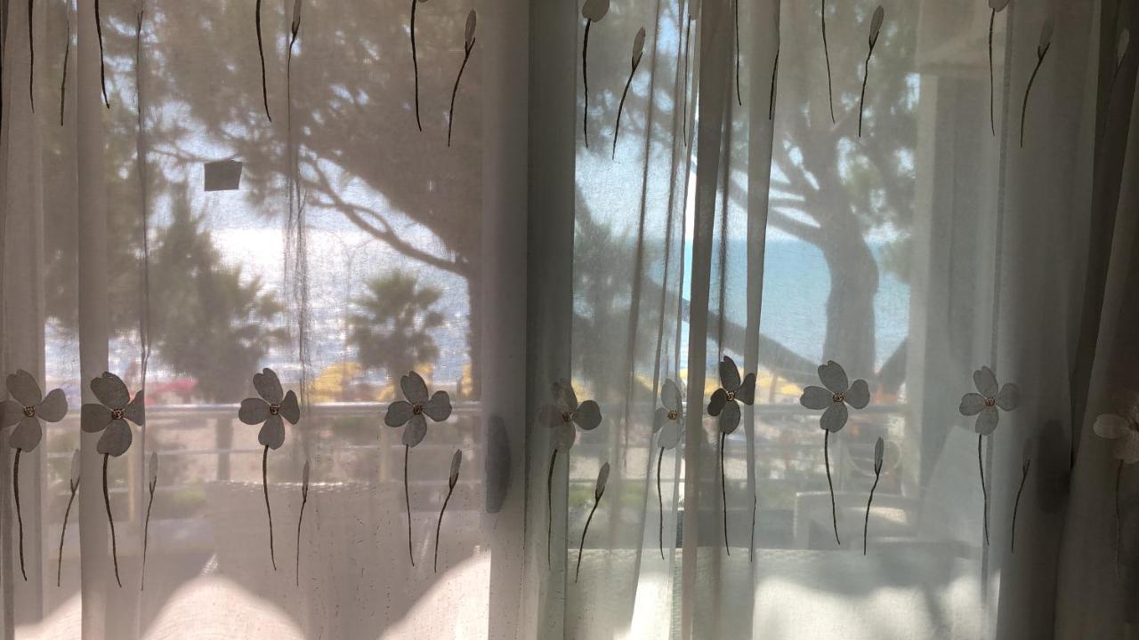 Mali I Robit Beachfront Apartment โกเลม ภายนอก รูปภาพ