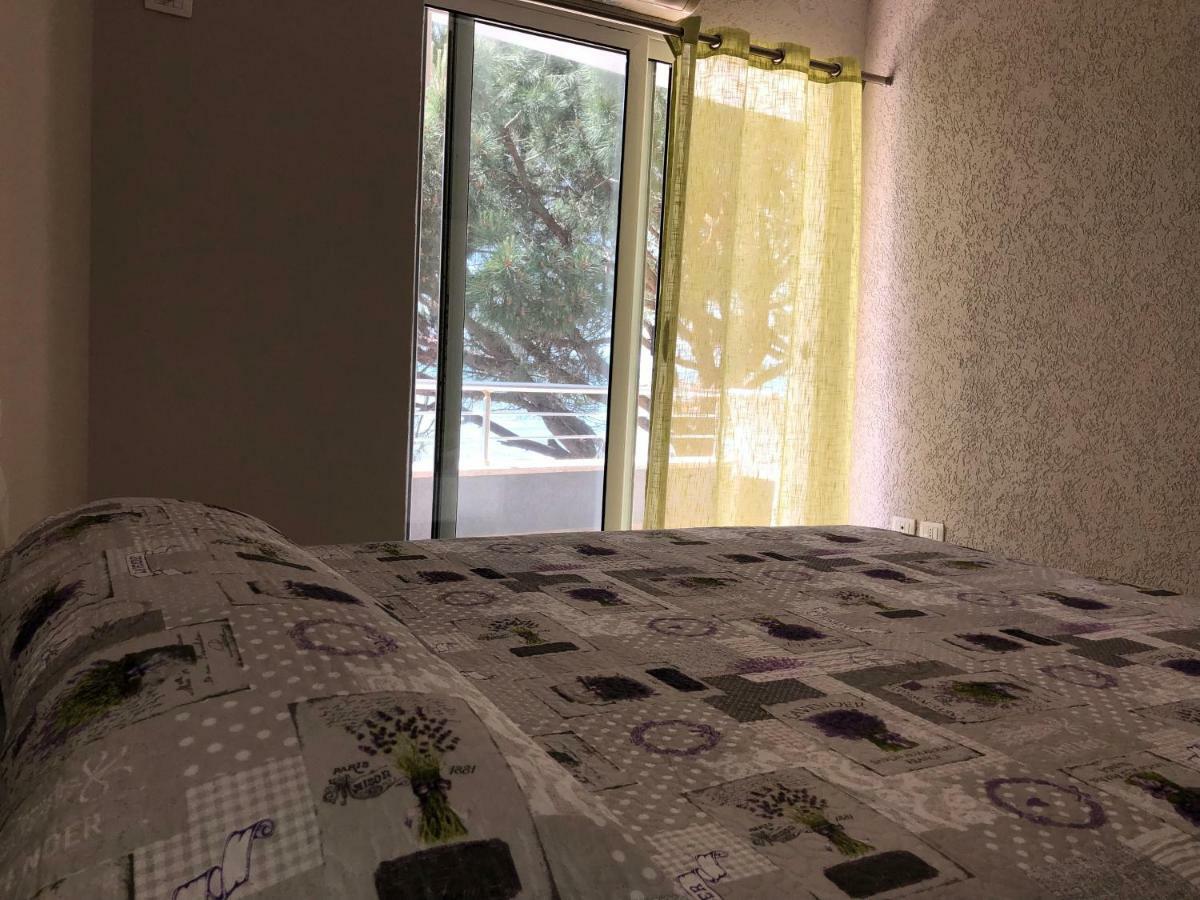 Mali I Robit Beachfront Apartment โกเลม ภายนอก รูปภาพ