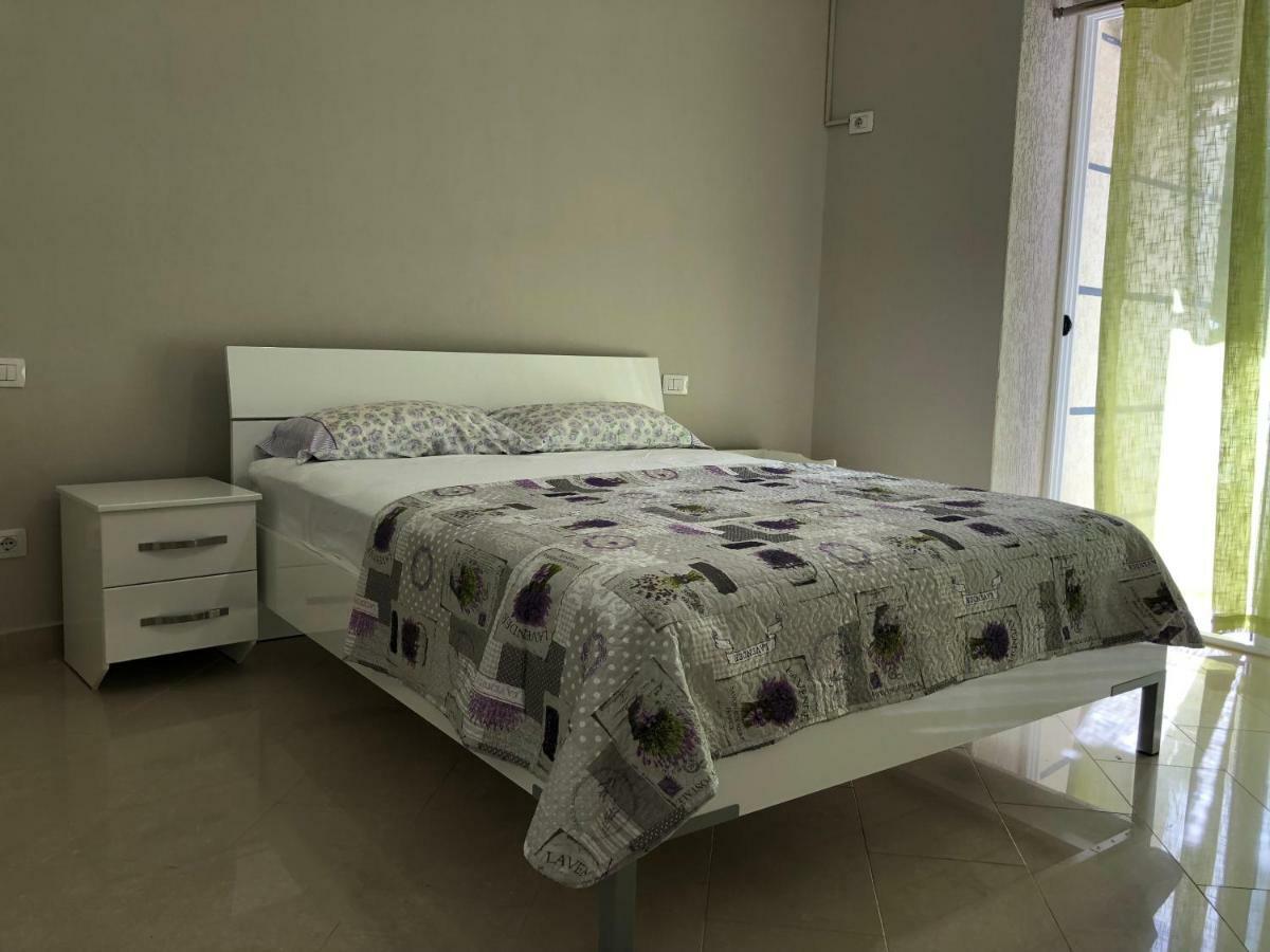 Mali I Robit Beachfront Apartment โกเลม ภายนอก รูปภาพ